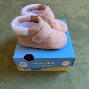 Brand New Stride Rite Unisex Crib Shoe - Size 4